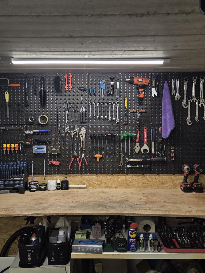 Gereedschap netjes op pegboard in de fietswerkplaats van Willemsen Bike Service in Riemst