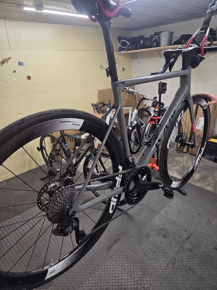 Isaac racefiets met FFWD wielen na service bij Willemsen Bike Service
